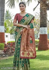 Emerald Green & Maroon Red Jacquard Silk Saree – Traditional Kalash & Elephant Motif Pallu Festive Saree with Blouse Piece