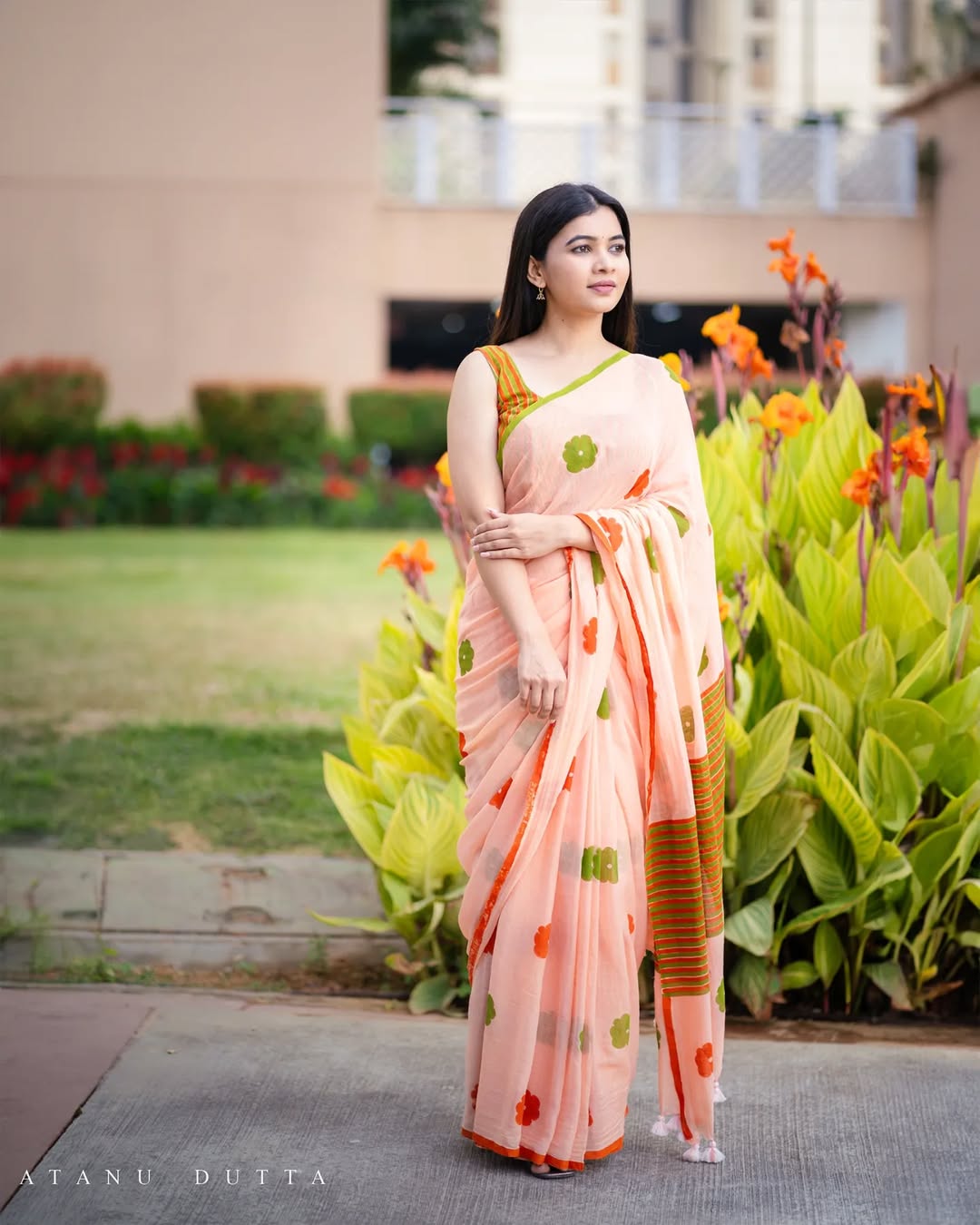 Women's Cotton Linen Blend Saree | Trendy Peach Floral Motif Print Casual Sari with Striped Pallu & Unstitched Blouse Piece | Lightweight Summer & Daily Wear (Light Peach, Orange & Olive Green)